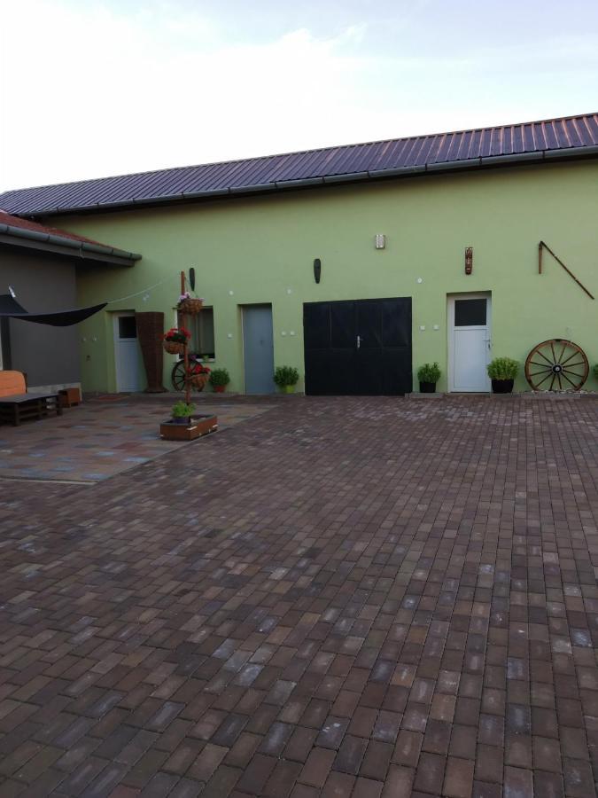 Апартаменты Apartman Blizko Brna S Dobovymi Dekoracemi Melcany Экстерьер фото